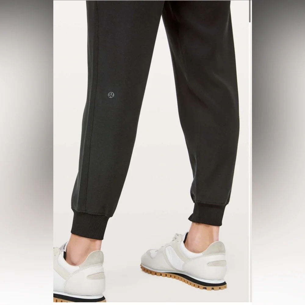 Brand new Lululemon On the fly jogger*woven - Picture 3 of 10